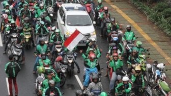 Driver ojek online menggelar aksi di depan Gedung DPR Jalan Gatot Subroto, Jakarta, Senin (23/4). 