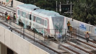 Gerbong kereta Light Rail Transit (LRT) berada di lintasannya di Kelapa Gading, Jakarta, Senin (23/4). 