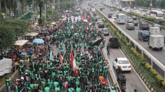 Driver ojek online menggelar aksi di depan Gedung DPR Jalan Gatot Subroto, Jakarta, Senin (23/4). 