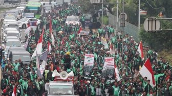 Driver ojek online menggelar aksi di depan Gedung DPR Jalan Gatot Subroto, Jakarta, Senin (23/4). 