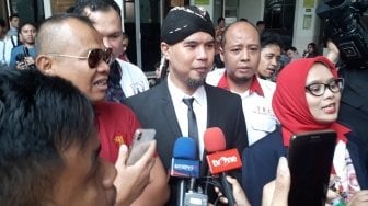 Pakai Belangkon, Ahmad Dhani Dipuji Hakim