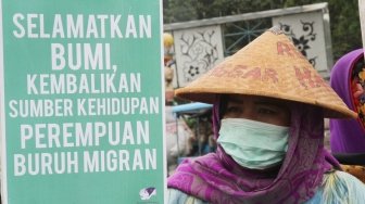 Solidaritas Perempuan melakukan aksi damai memperingati Hari Bumi Sedunia di depan Istana, Jakarta, Senin (23/4).