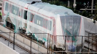 Gerbong kereta Light Rail Transit (LRT) berada di lintasannya di Kelapa Gading, Jakarta, Senin (23/4). 