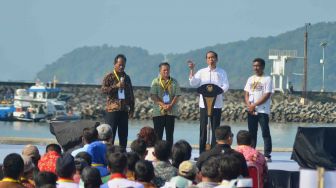 Presiden Joko Widodo (kedua kanan) berdialog dengan nelayan saat peresmian Keramba Jaring Apung atau "offshore" di Pelabuhan Pendaratan Ikan (PPI) Cikidang, Babakan, Kabupaten Pangandaran, Jawa Barat, Selasa (24/4).