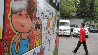 Bus Mural Transjakarta karya Anak Berkebutuhan Khusus (ABK) di Balai Kota, Jakarta, Selasa (24/4).