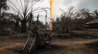 Sejumlah sepeda motor pekerja hangus terbakar di lokasi terbakarnya pengeboran minyak ilegal di Dusun Kamar Dingin Desa Pasir Putih, Ranto Panjang Peureulak, Kabupaten Aceh Timur, Aceh, Rabu (25/4).