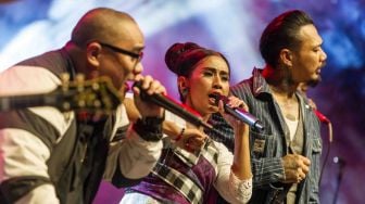 Musisi JRX SID (kanan), Saykoji (kiri), dan Ayu Laksmi (tengah), tampil bersama grup band asal Lapas Kerobokan, Bali, Antrabez (Anak Terali Besi) di atas panggung pada hari terakhir perhelatan Indonesian Prison Art Festival (IPA Fest) 2018 di Taman Ismail Marzuki, Jakarta, Selasa (24/4).