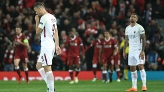 Reaksi pemain AS Roma Edin Dzeko (kiri) setelah Liverpool unggul atas timnya. Filippo MONTEFORTE / AFP