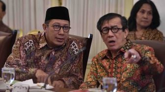 Menteri Agama Lukman Hakim Saifuddin (kiri) berbincang dengan Menkumham Yasonna Laoly (kanan) sebelum mengikuti rapat terbatas tentang pengelolaan dana haji di Istana Bogor, Jawa Barat, Kamis (26/4).