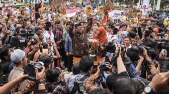 Gubernur Jawa Barat Ahmad Heryawan (tengah) didampingi istri Netty Prasetiyani Heryawan merayakan bersama warga seusai menerima penghargaan Parasamya Purnakarya Nugraha saat di arak keliling Gedung Sate, Bandung, Jawa Barat, Kamis (26/4). 