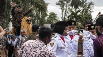 Gubernur Jawa Barat Ahmad Heryawan diarak keliling seusai menerima penghargaan Parasamya Purnakarya Nugraha di Gedung Sate, Bandung, Jawa Barat, Kamis (26/4). 