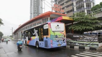 Bus Transjakarta Koridor 13 Tendean-Ciledug melintasi kawasan Halte Tendean, Jakarta, Kamis (26/4).