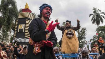 Gubernur Jawa Barat Ahmad Heryawan diarak keliling seusai menerima penghargaan Parasamya Purnakarya Nugraha di Gedung Sate, Bandung, Jawa Barat, Kamis (26/4). 