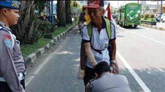 Jalan Kaki Surabaya - Jakarta, 2 Polisi Sungkem di Kaki Soepardi