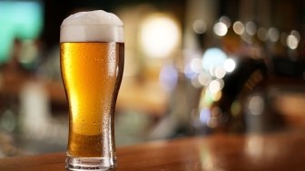 Ingin Lebih Bergairah di Ranjang, Minum Bir Sebelum Bercinta