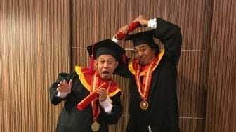 Kocak! Ini Deretan Foto Komeng Saat Wisuda