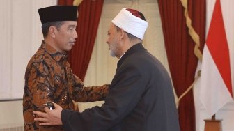 Presiden Joko Widodo (kiri) menyambut Imam Besar Al Azhar Muhammad Ath-Thayyib sebelum melakukan "Veranda Talk" di Istana Merdeka, Jakarta, Senin (30/4).