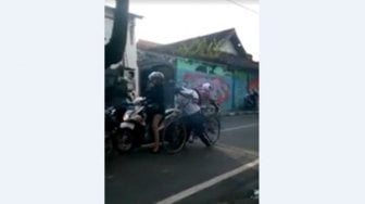 Waspada, Lelaki Bersepeda Ini Suka Cium Perempuan di Lampu Merah