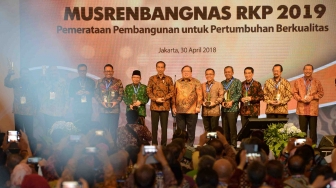 Presiden Joko Widodo (keenam kiri) didampingi Menteri PPN/Kepala Bappenas Bambang Brodjonegoro (keenam kanan) berfoto dengan penerima Penghargaan Pembangunan Daerah pada pembukaan Musyawarah Perencanaan Pembangunan Nasional (Musrenbangnas) dalam rangka penyusunan Rencana Kerja Pemerintah (RKP) 2019 di Jakarta, Senin (30/4).