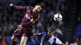 Pemain Barcelona Lionel Messi menanduk bola ke arah gawang Deportivo La Coruna [AFP]