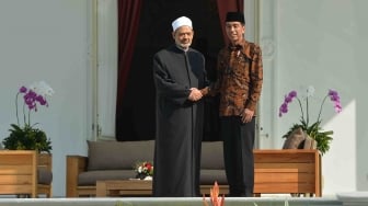 Presiden Joko Widodo (kanan) berjabat tangan dengan Imam Besar Al Azhar Muhammad Ath-Thayyib saat melakukan "Veranda Talk" di Istana Merdeka, Jakarta, Senin (30/4). 