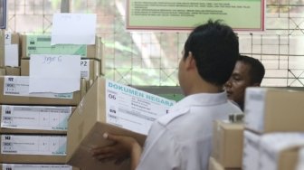 Petugas memindahkan kardus berisi lembar soal ujian nasional (UN) untuk tingkat Sekolah Dasar (SD) di tempat "pool" di SD Negeri Kebon Kosong 01, Kemayoran, Jakarta, Senin (30/4).