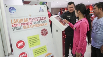 Antrian warga yang melakukan registrasi kartu prabayar di salah satu gerai Telkomsel di Jakarta, Senin (30/4).