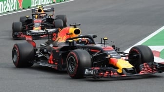 Ricciardo dan Verstappen Tabrakan, Bos Red Bull: Dua-duanya Salah