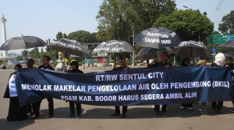 Sejumlah warga perumahan Sentul City melakukan aksi unjuk rasa di depan Istana, Jakarta, Senin (30/4).