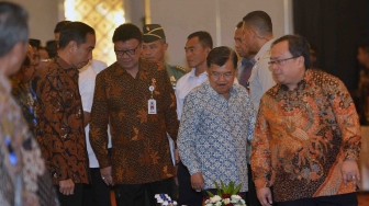 Presiden Joko Widodo (kiri) didampingi Wakil Presiden Jusuf Kalla (kedua kanan), Menteri PPN/Kepala Bappenas Bambang Brodjonegoro (kanan) dan Mendagri Tjahjo Kumolo menghadiri pembukaan Musyawarah Perencanaan Pembangunan Nasional (Musrenbangnas) dalam rangka penyusunan Rencana Kerja Pemerintah (RKP) 2019 di Jakarta, Senin (30/4). 