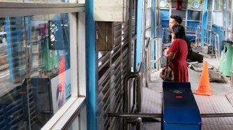 Suasana halte Transjakarta Simprug, Kebayoran Lama, Jakarta Selatan, Senin (30/4). 