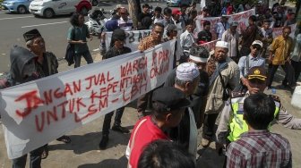 Warga Pulau Pari Datangi Balai Kota