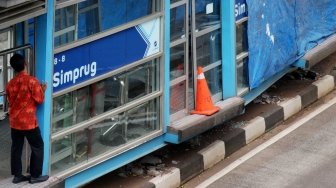 Suasana halte Transjakarta Simprug, Kebayoran Lama, Jakarta Selatan, Senin (30/4). 