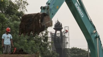 Perawatan Patung Pemuda Membangun di Jakarta, Senin (30/4).