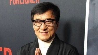 Viral Foto Jackie Chan Angkut Kardus Berisi Alat Medis untuk Perangi Covid-19 di Hong Kong