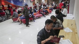 Antrian warga yang melakukan registrasi kartu prabayar di salah satu gerai Telkomsel di Jakarta, Senin (30/4).