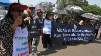 Sejumlah warga perumahan Sentul City melakukan aksi unjuk rasa di depan Istana, Jakarta, Senin (30/4).