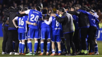 Jajaran pelatih dan pemain Deportivo La Coruna usai dipastikan tersingkir dari La Liga setelah dikalahkan Barcelona 4-2 [AFP]