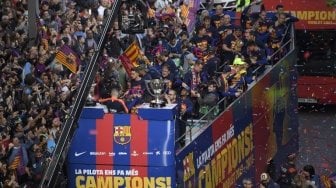 Sabet Dua Gelar, Barcelona Berparade Keliling Kota