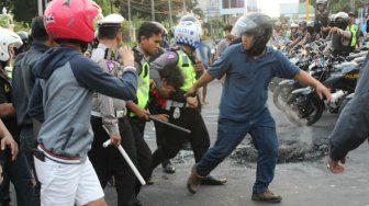 Polisi Tangkap 8 Pendemo Terduga Pembakar Pos Polisi Yogyakarta