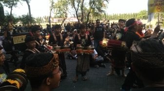 Peringati May Day, Ratusan Buruh Gelar Aksi Damai Diiringi Musik di Bali