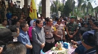 Demo Buruh di Palembang Diwarnai Pemotongan Tumpeng Pempek