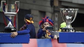 Andres Iniesta mengambil gambar keceriaan fans saat berparade merayakan sukses Barcelona di musim 2017/18 [AFP]