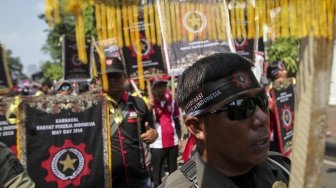 Konfederasi Rakyat Pekerja Indonesia (KRPI) menggelar karnaval dan deklarasi saat perayaan peringatan Hari Buruh Sedunia (May Day) di depan Istana, Jakarta, Selasa (1/5). 