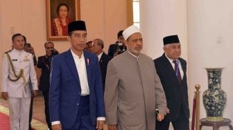 Presiden Joko Widodo (kiri) bersama Imam Besar Al Azhar Ahmad Muhammad Ath-Thayeb (tengah) dan Utusan Khusus Presiden RI untuk Dialog dan Kerja Sama Antaragama dan Peradaban (UKP-DKAAP) Din Syamsuddin (kiri) menghadiri pembukaan Konsultasi Tingkat Tinggi (KTT) tentang Wasathiyah Islam di Istana Bogor, Jawa Barat, Selasa (1/5). 