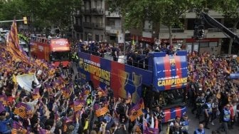 Pemain Barcelona berparade merayakan keberhasilan mereka merebut dua gelar di musim 2017/18 [AFP]