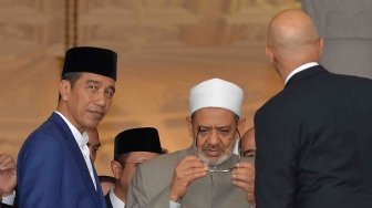 Presiden Joko Widodo (kiri) bersama Imam Besar Al Azhar Ahmad Muhammad Ath-Thayeb bersiap meninggalkan ruangan seusai pembukaan Konsultasi Tingkat Tinggi (KTT) tentang Wasathiyah Islam di Istana Bogor, Jawa Barat, Selasa (1/5).