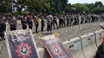 Demo Buruh, Polisi Mulai Pasang Kawat Berduri di Depan Istana