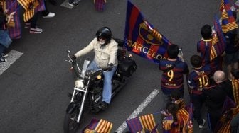 Fans ikut berparade merayakan kesuksesan Barcelona memboyong dua gelar musim ini [AFP]