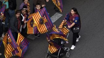 Fans ikut berparade merayakan kesuksesan Barcelona memboyong dua gelar musim ini [AFP]